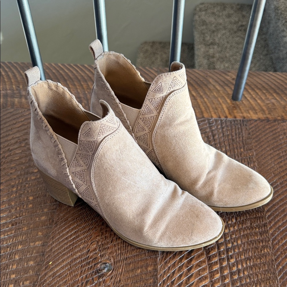 Qupid Beige Ankle Booties